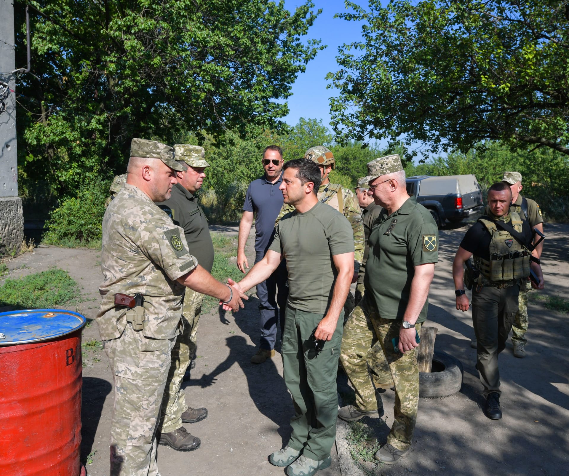 Ukrajinský prezident Volodymyr Zelenskyj s vojáky na Donbase v srpnu 2020