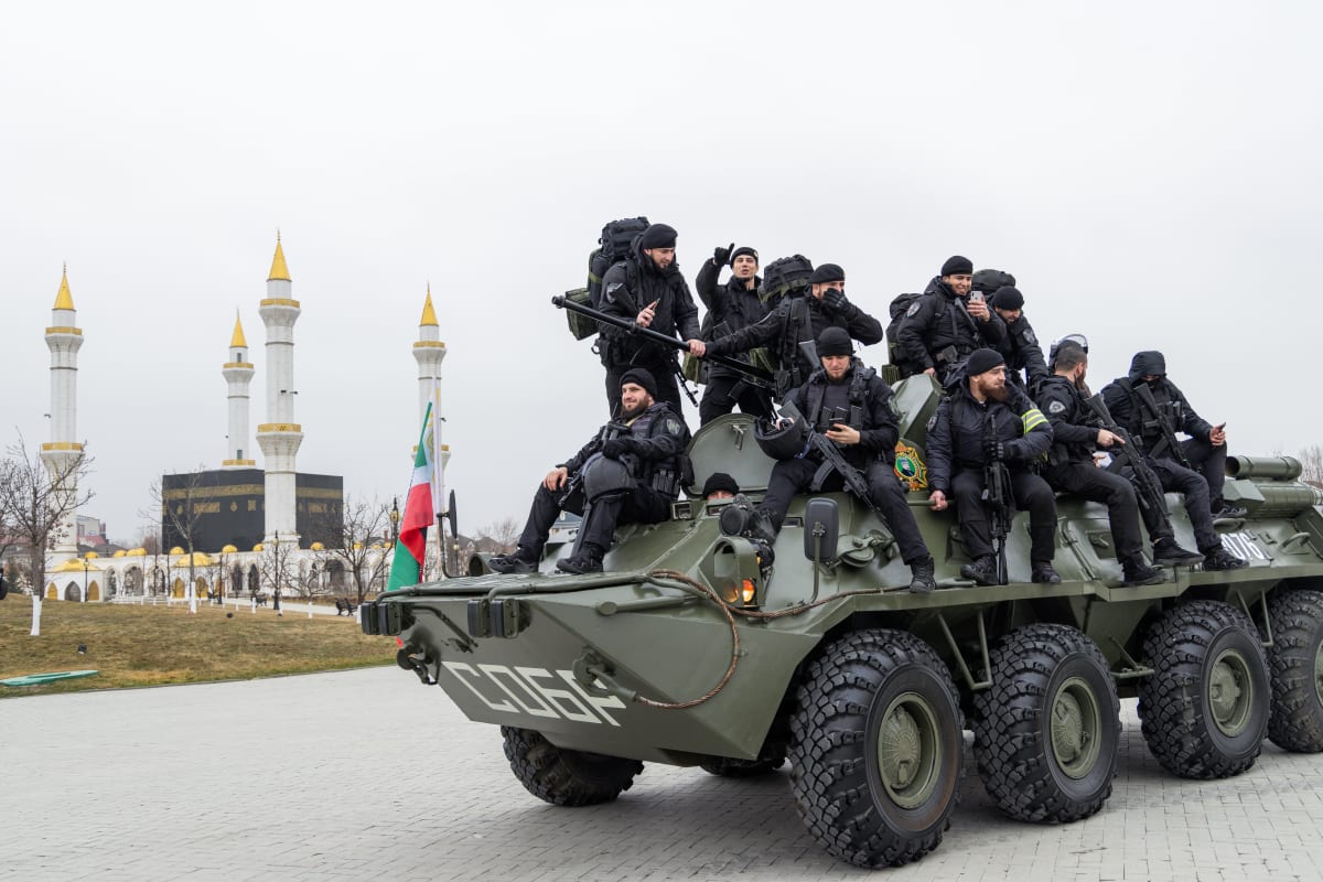 Jednotky čečenských vojáků krátce před odjezdem na Ukrajinu
