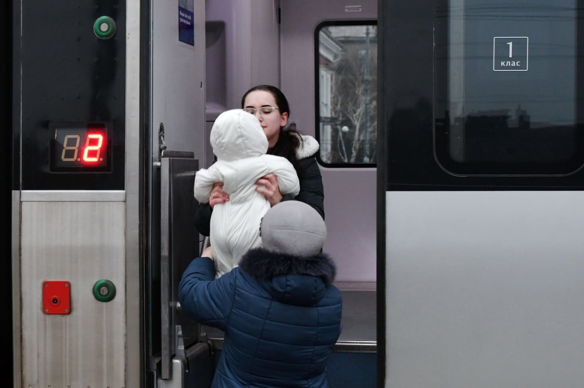 Babička předává vnučku své dceři a opouštějí Ukrajinu (25.2.2022)