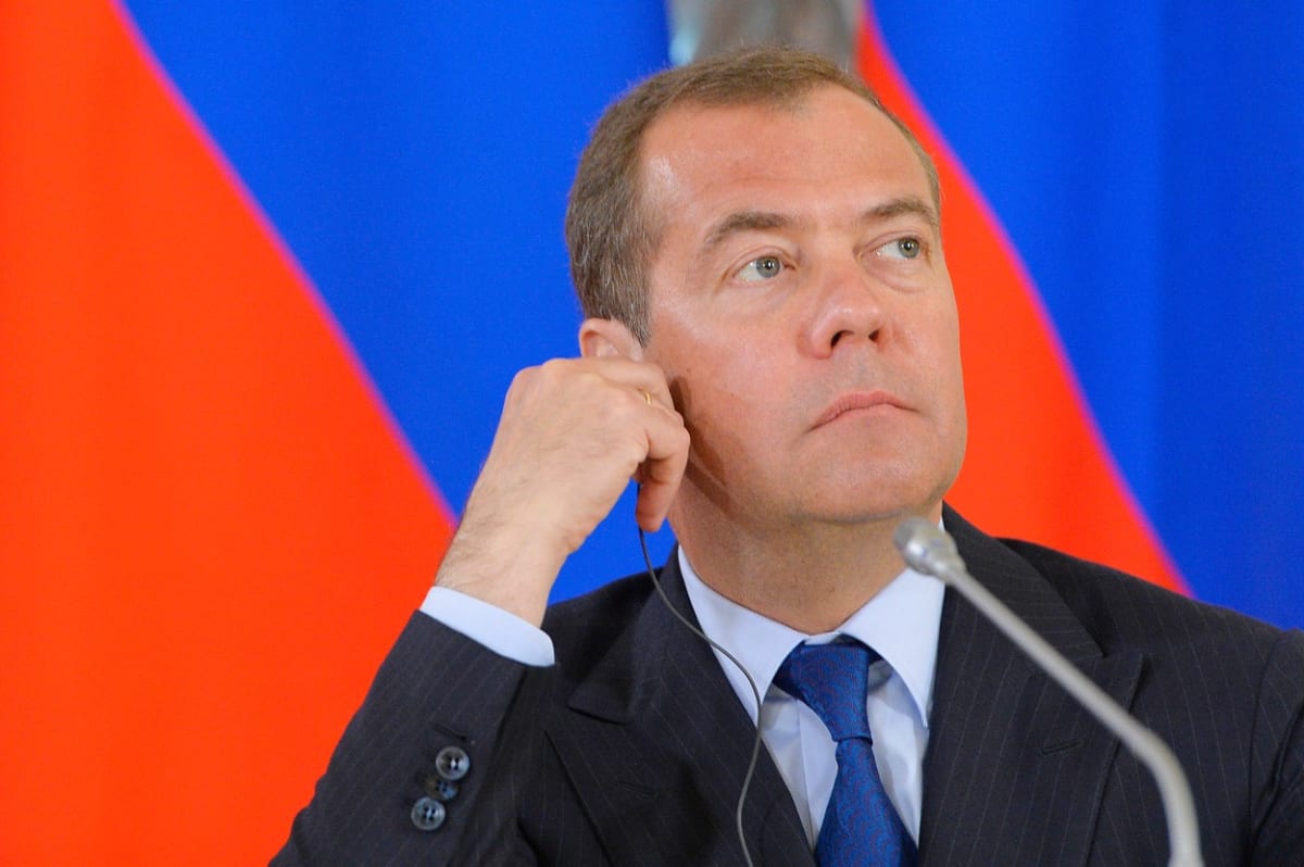 „Velkou část jeho současného chování zapříčinil osobní hněv a rozhořčení vůči ruským liberálům, kteří ho nakonec nepřijali,“ uvedl jeden ze zdrojů, který Medveděva zná.