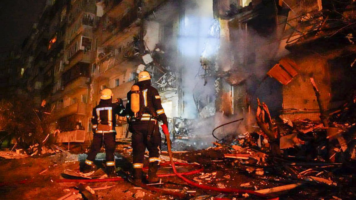 Hasiči kontrolují škody v budově po raketovém útoku na město Kyjev - sobota 26. února. 