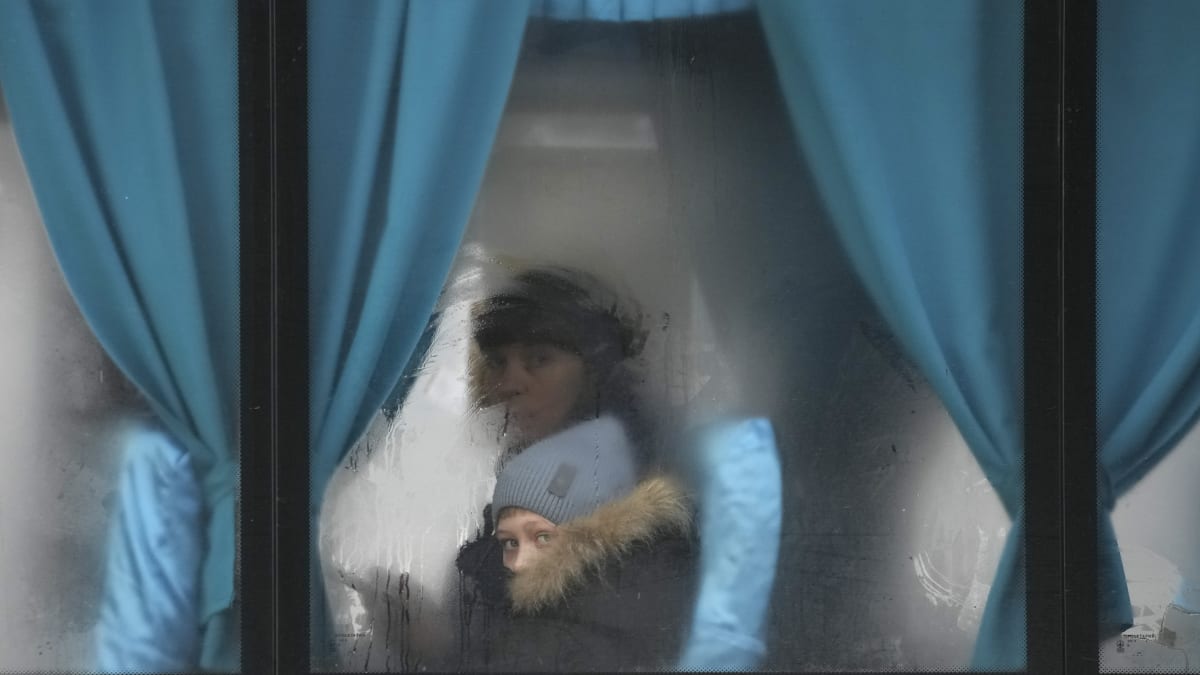Žena se svým dítětem opouští Ukrajinu (24.2.2022)