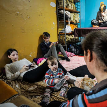 Obyvatelé Kyjeva v protibombových krytech