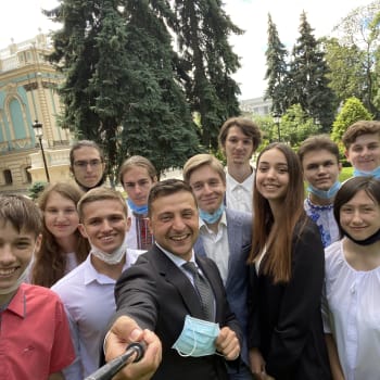 Ukrajinský prezident Volodymyr Zelenskyj se studenty