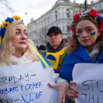 Pomozme Ukrajině, zastavme válku a uzavřeme nebe nad Ukrajinou. To jsou jen některé z mnoha hesel, které demonstranti v Londýně měli na transparentech. 