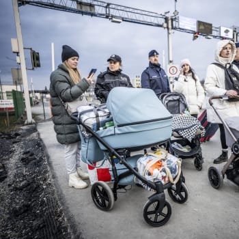 Hraniční přechod Medyka mezi Ukrajinou a Polskem a maminky postávající a čekající na odvoz