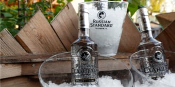 Konec ruské vodky, mořských plodů a diamantů. Biden zakazuje dovoz zboží z federace