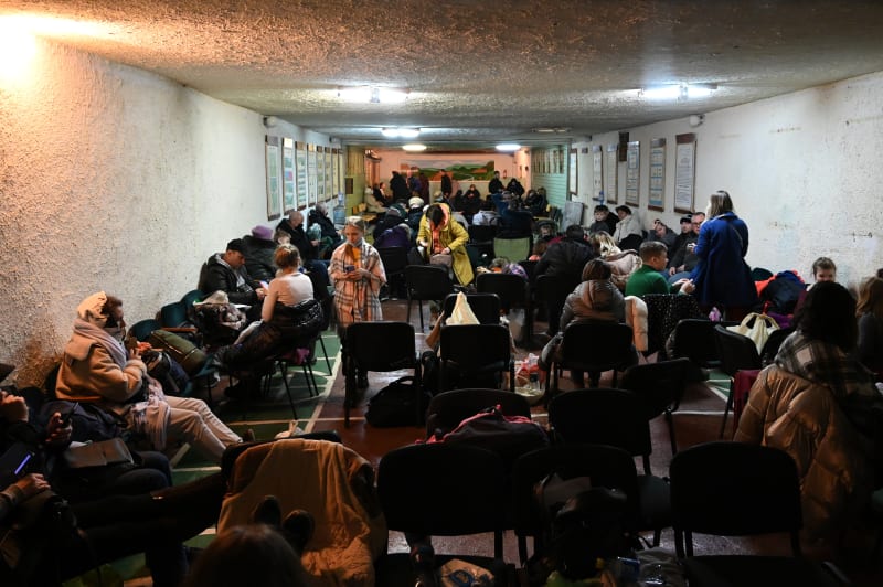 Civilisté v Kyjevě se schovávají v úkrytu, 5. února.