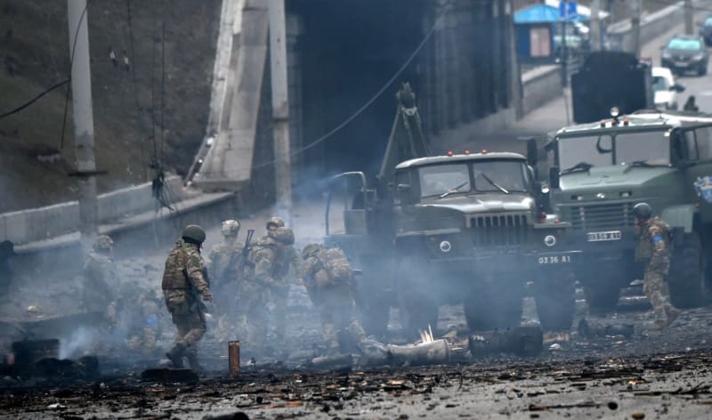 Ukrajinští vojáci brání Kyjev (26. únor)