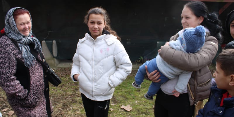Ukrajinu ve směru na Slovensko opouští i romská menšina usazená v Zakarpatské oblasti. Na snímku momentka z hraničního přechodu Mali Selmenci – Velké Selmence, pátek 25. 2.