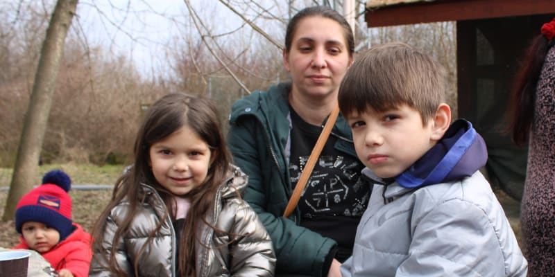 Ukrajinu ve směru na Slovensko opouští i romská menšina usazená v Zakarpatské oblasti. Na snímku momentka z hraničního přechodu Mali Selmenci – Velké Selmence, pátek 25. 2.