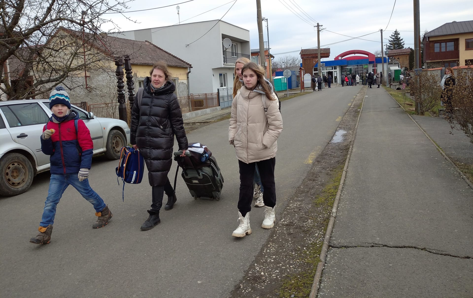 Přecházejí jen ženy a děti. Pěší přechod ve vesnici Veké Slemence. Muži ve věku 18 až 60 let nesmějí Ukrajinu opustit kvůli mobilizaci.