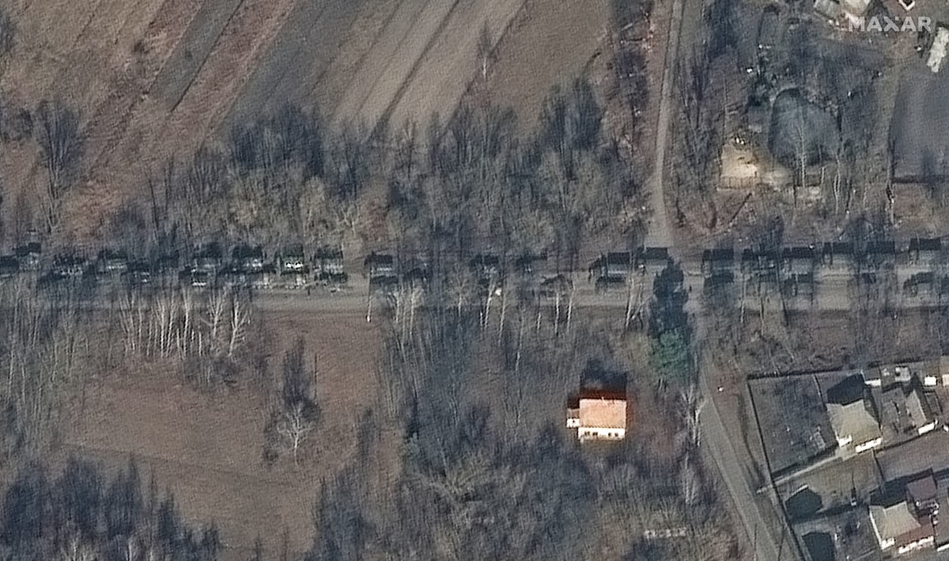 Ruský vojenský konvoj mířící směrem na Kyjev vyfocený v neděli 27. února