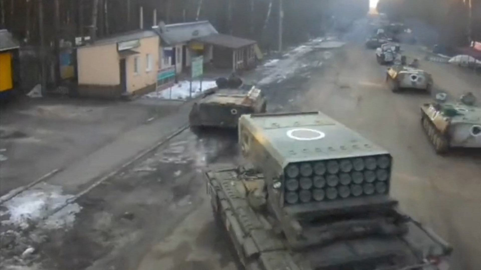Kamery na bělorusko-ukrajinské hranici zachytily převoz ruské termobaterické zbraně TOS-1