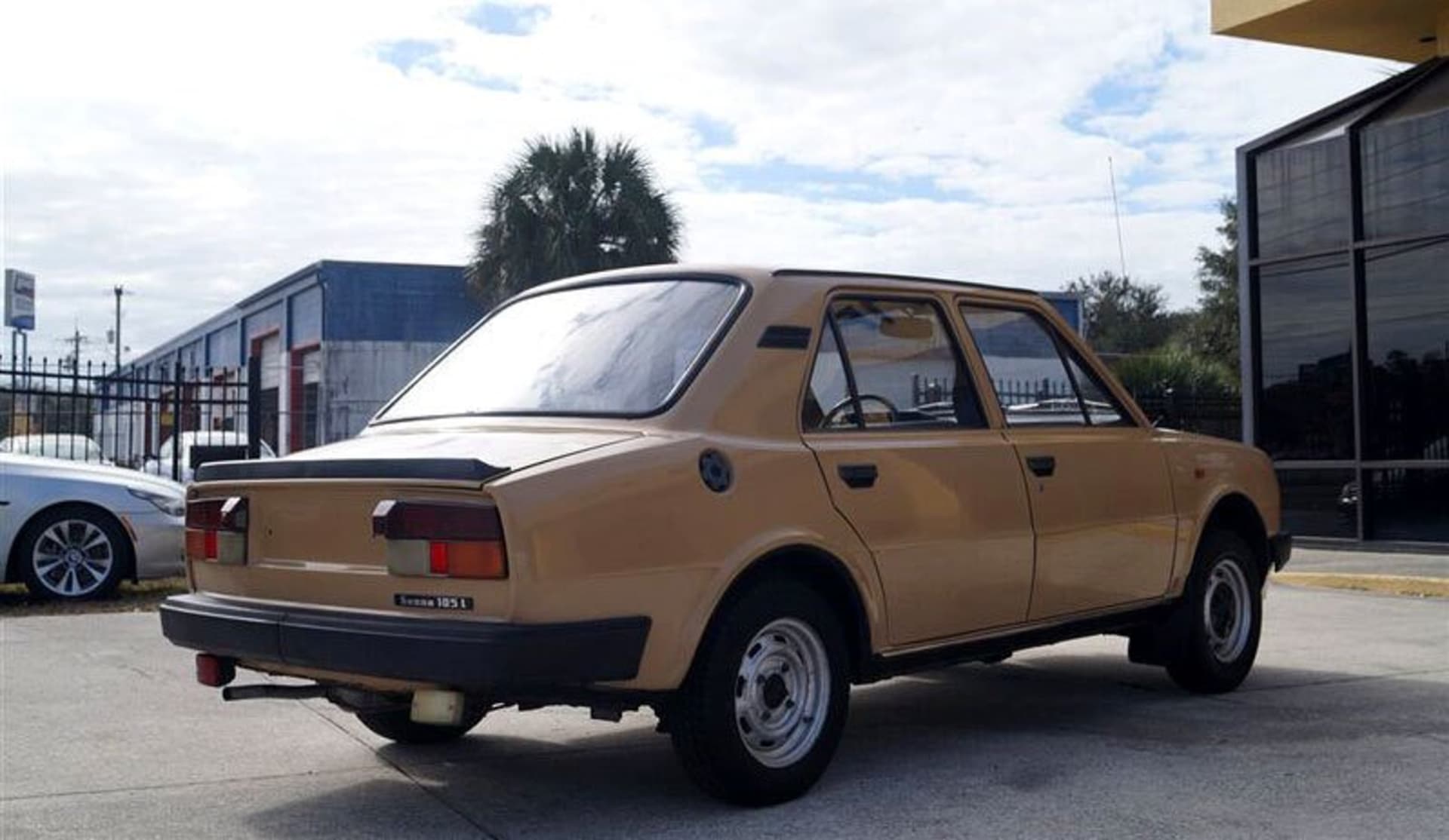Škoda 105 L (1986).