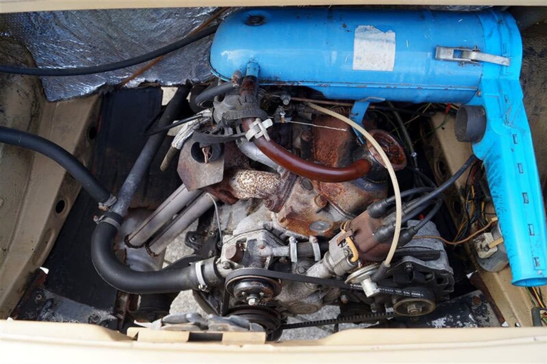 Slaboučký litrový motor o výkonu 33 kW vypadal vedle amerických osmiválců směšně. Umístěn byl však ve stejných místech jako u Porsche 911, což bylo jistě sexy.