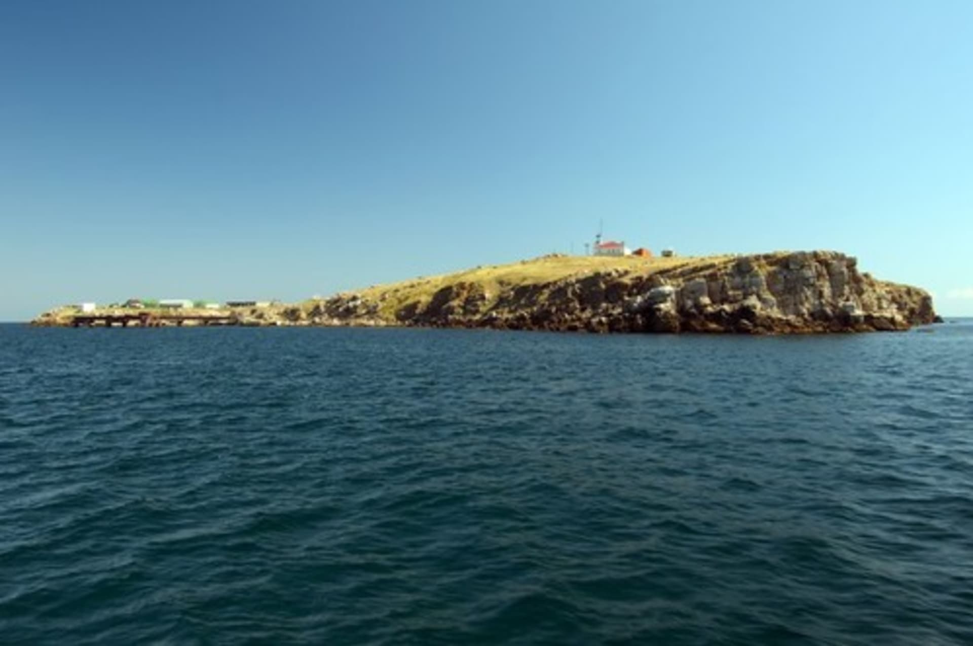 Hadí ostrov se nachází přibližně 35 kilometrů od černomořského pobřeží