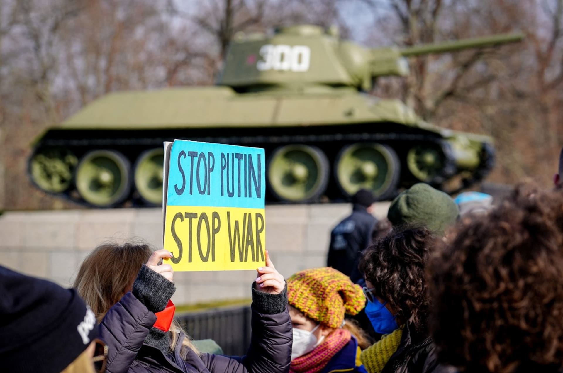 Na demonstraci proti ruskému vojenskému napadení Ukrajiny se v neděli odpoledne sešly v Berlíně ale zřejmě až stovky tisíc lidí. 