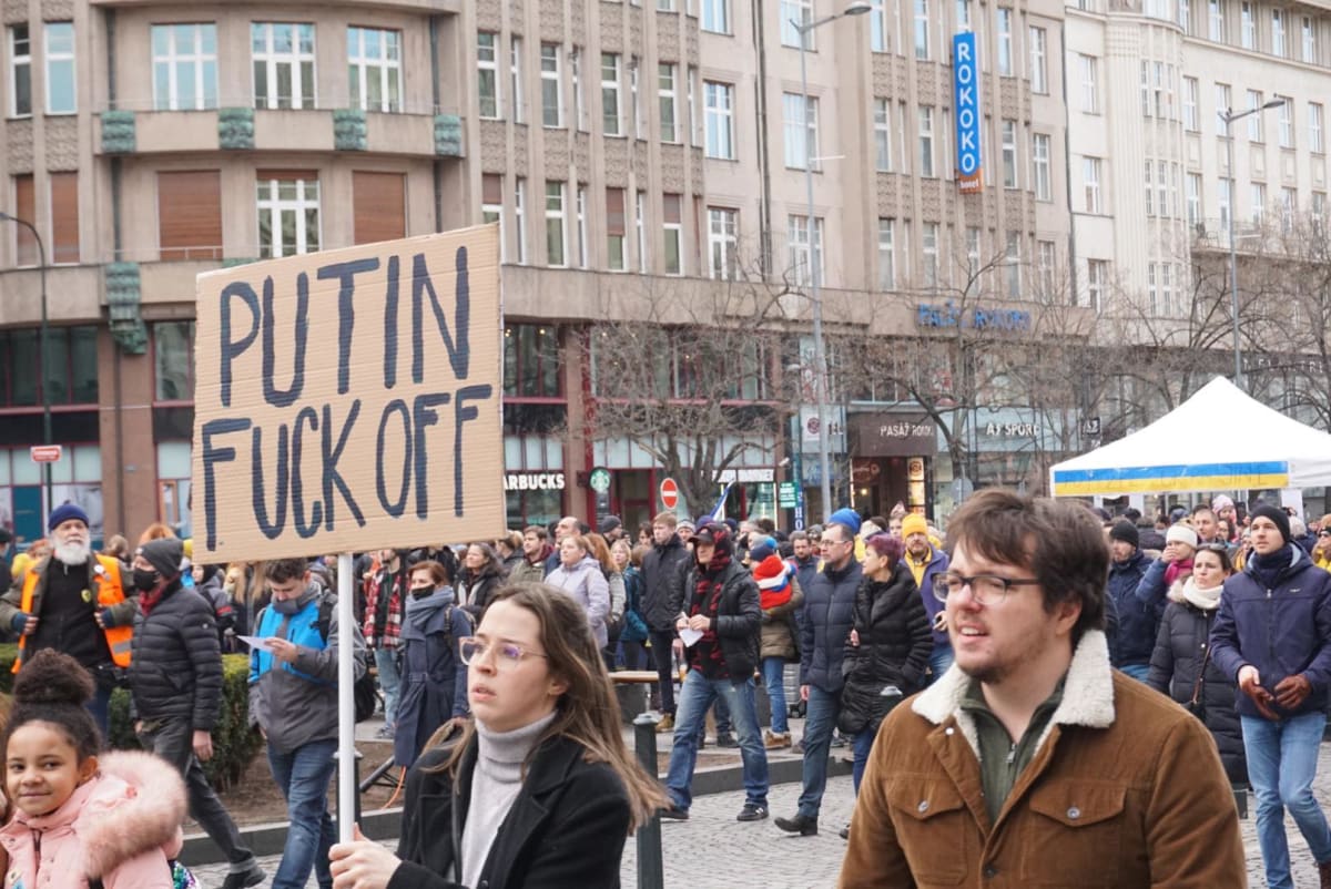 Pražská demonstrace na podporu Ukrajiny z 27. února.