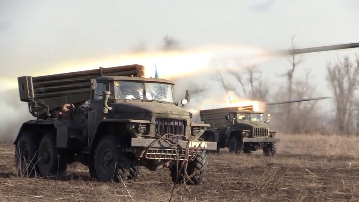 Ukrajinská armáda svádí na Donbasu válku s Ruskem (24. 2. 2022).