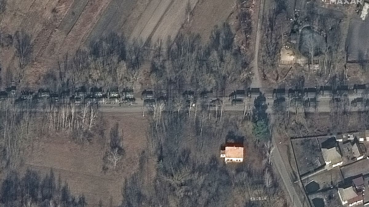 Ruský vojenský konvoj mířící směrem na Kyjev vyfocený v neděli 27. února
