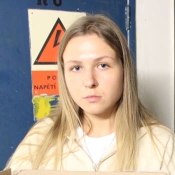  21letá Jelizaveta Akymenková vypráví o obětech ruské agrese v jejím rodném městě Ochtyrka. Ruské dělostřelectvo tam zabilo i sedmiletou holčičku.