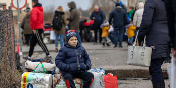 Senioři o berlích a plačící děti. Jak vypadá ukrajinský exodus na hranicích?