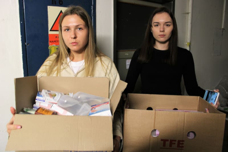Studentka Jelizaveta Akymenková (vlevo) vypráví o obětech ruské agrese v Ochtyrce. Ruské dělostřelectvo tam zabilo i sedmiletou holčičku. Vpravo její kamarádka Anastasia Kravčuková.
