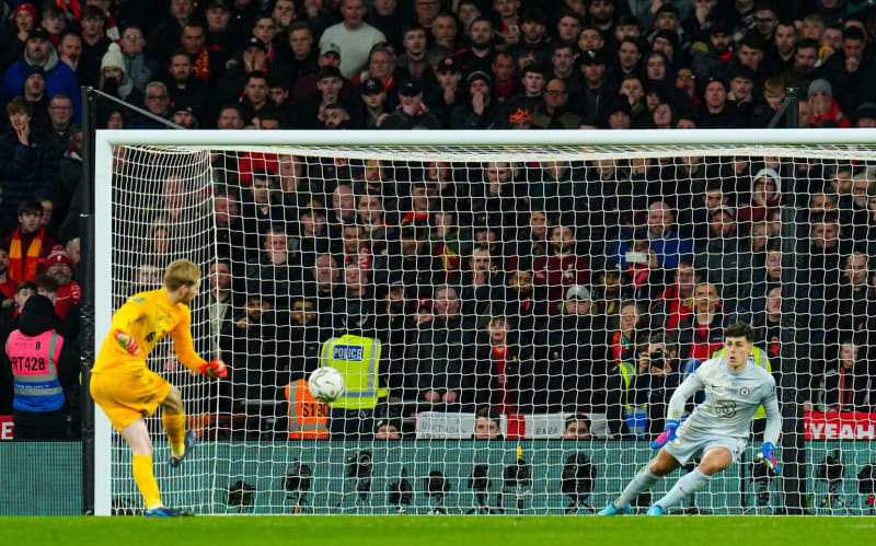 Liverpoolský brankář Caoimhin Kelleher proměňuje rozhodující penaltu