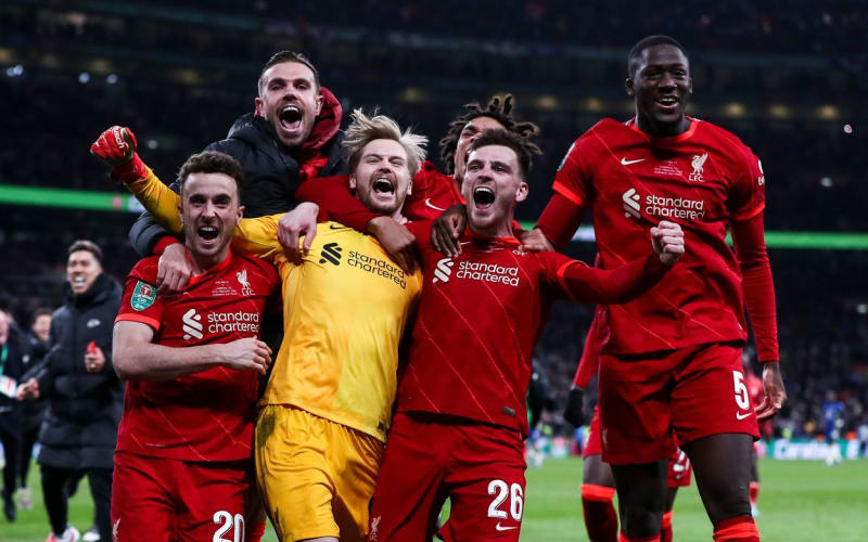 Fotbalisté Liverpoolu slaví zisk Ligového poháru