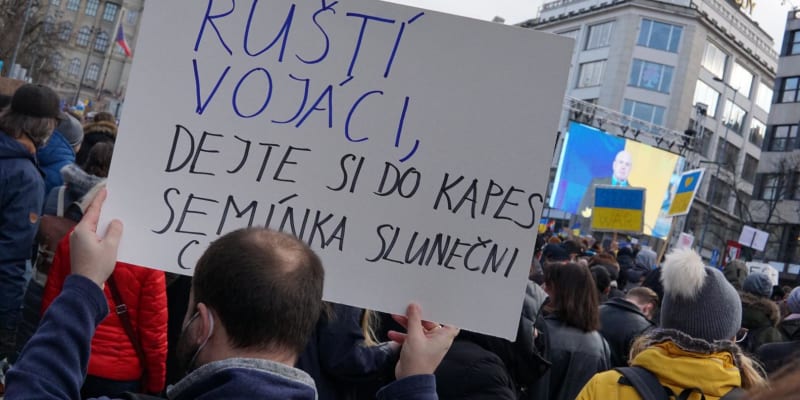 Demonstrace na podporu Ukrajiny na Václavském náměstí v neděli 27. února.