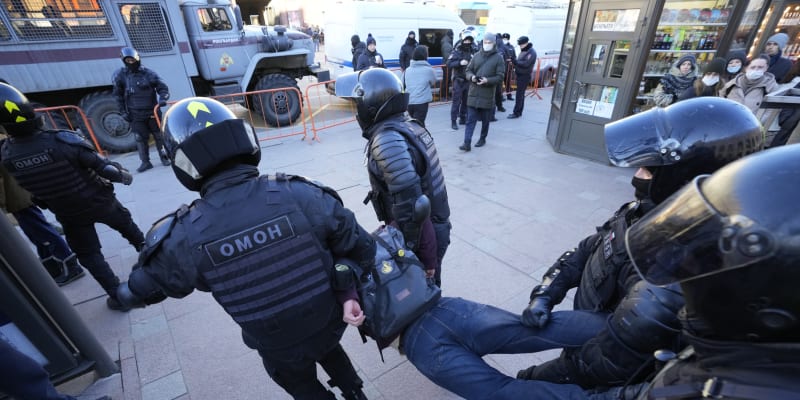 Na demonstracích v Petrohradě na podporu Ukrajiny bylo zadrženo nejméně 120 lidí (3.3.2022)