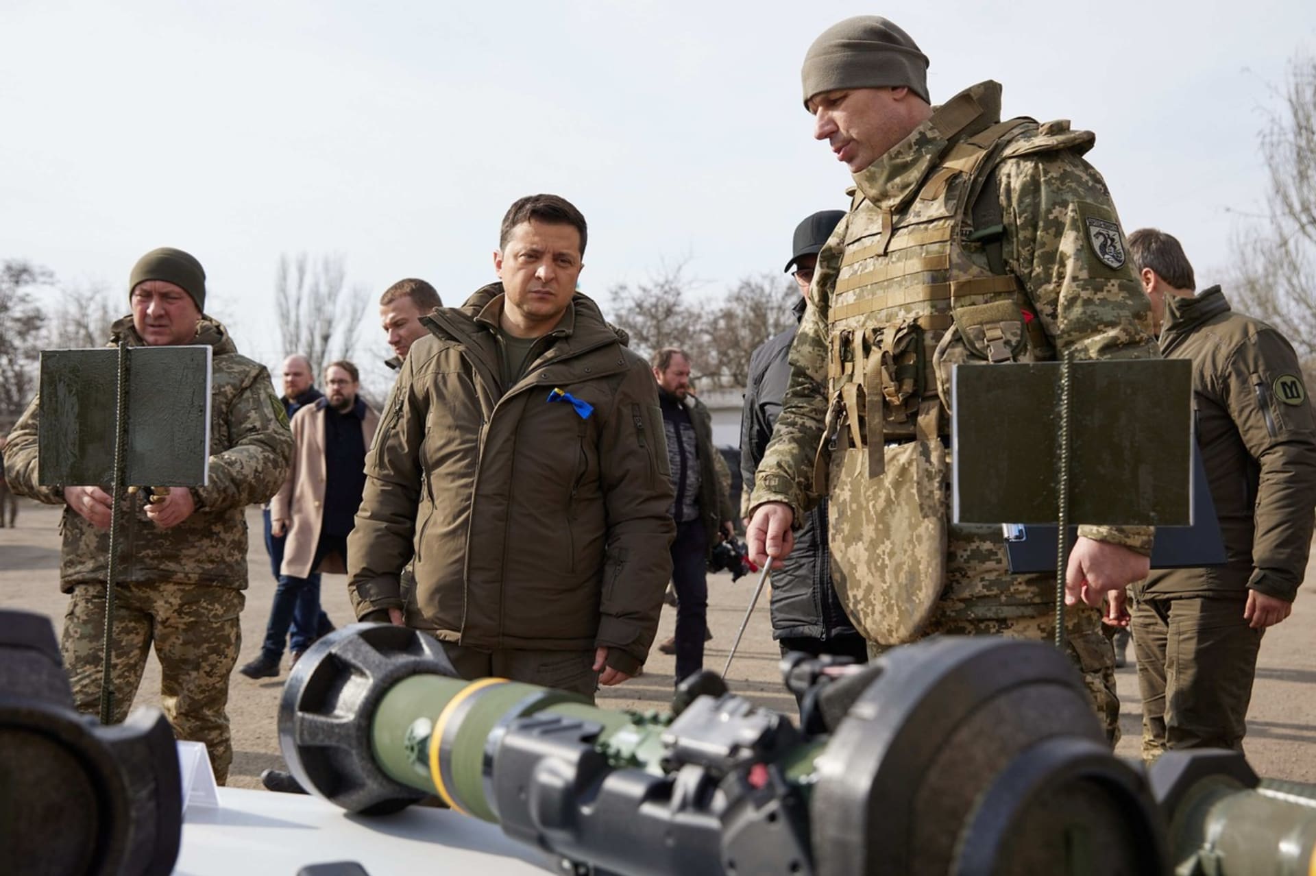 Ukrajinský prezident Volodymyr Zelenskyj si prohlíží protitankovou střelu Javelin.