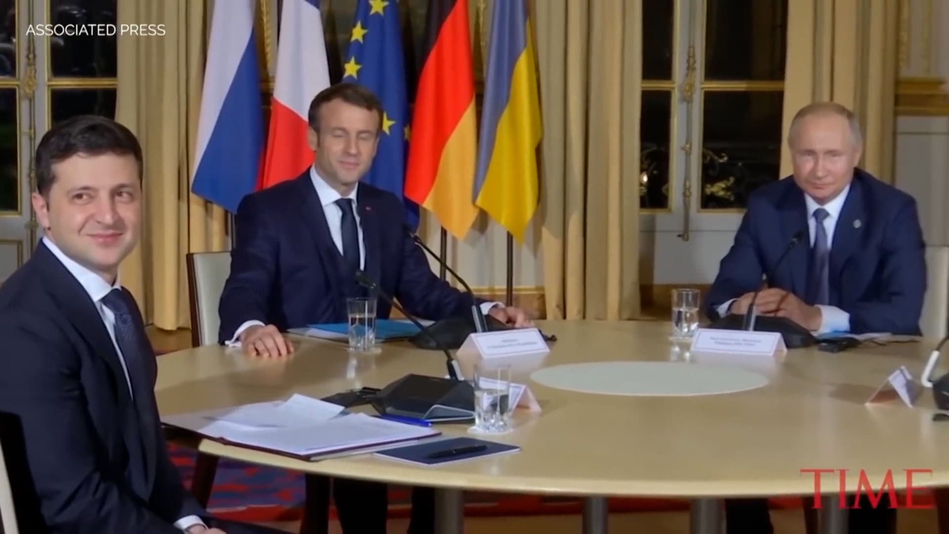 Prezident Ukrajiny Vladimir Zelenskij, prezident Fancie Emmanuel Macron a prezident Ruska Vladimir Putin