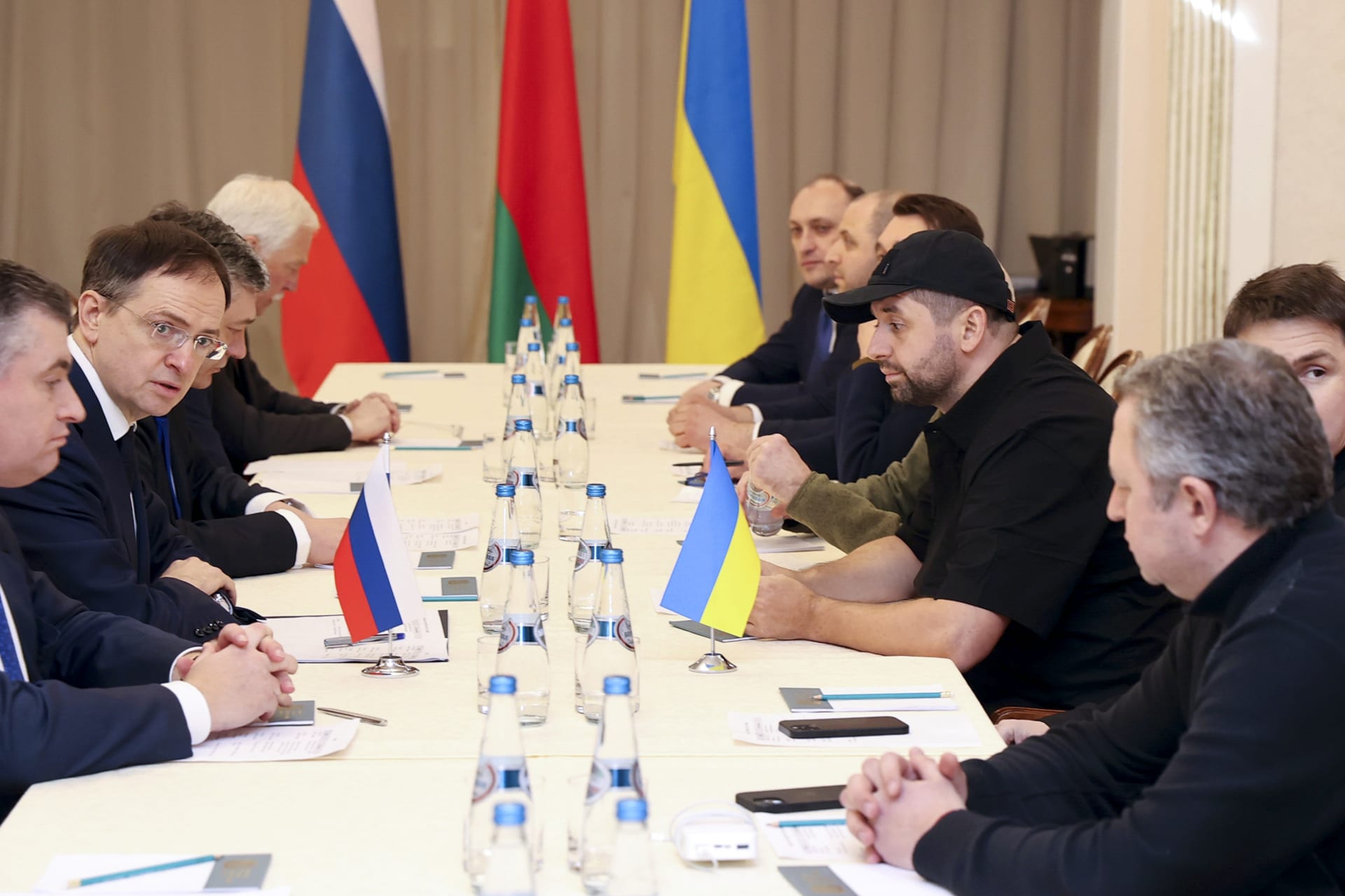 Druhý zleva Vladimir Medinskij, šéf ruské delegace, třetí zleva Davyd Arachamija, hlava ukrajinské delegace. 28. února 2022 se uskutečnilo první mírové jednání mezi Ukrajinou a Ruskem.