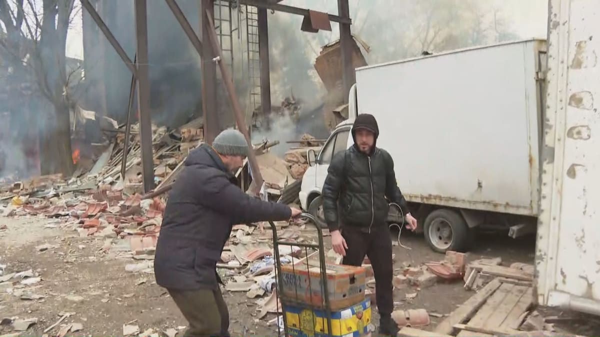 Místní obyvatelé se snaží vyklidit z rozbitého nákladního auta co nejvíce potravin.