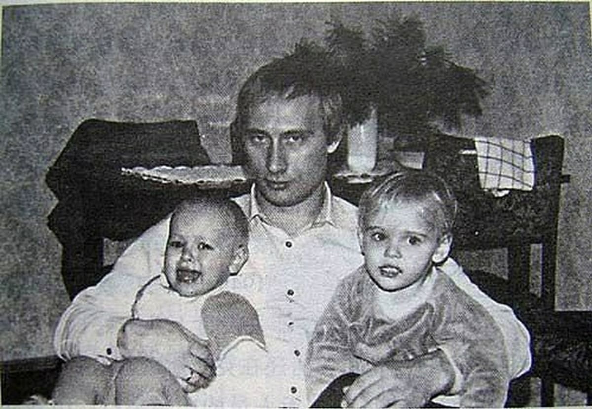 Mladý Vladimir Putin a jeho dcery Marija a Jekatěrina.