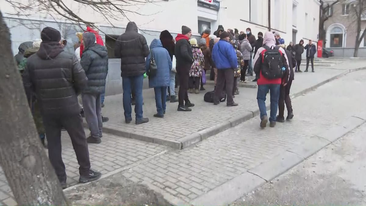 Lidem v Charkově dochází jídlo, čekají dlouhou frontu do obchodu, přibližuje situaci reportérka CNN Prima NEWS Darja Stomatová.