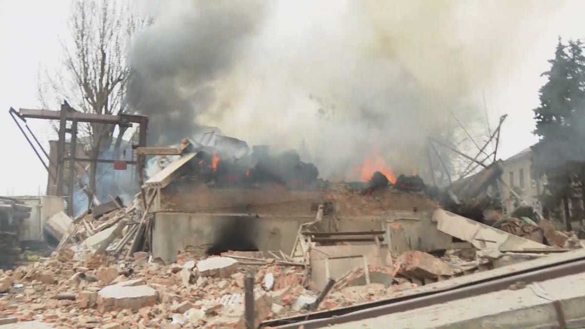 Štáb CNN Prima NEWS natáčel přímo u hořící fabriky na dětské oblečení v Charkově. (28. únor)