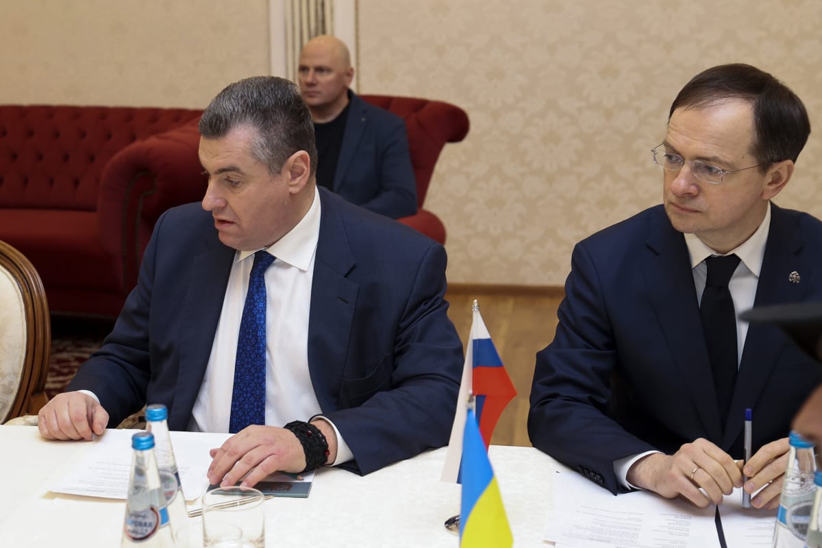 Hlavní vyjednavač Ruska Vladimir Medinskij (vpravo) a právník Leonid Slutskij na mírových jednáních v Gomelské oblasti. (28.2.2022)
