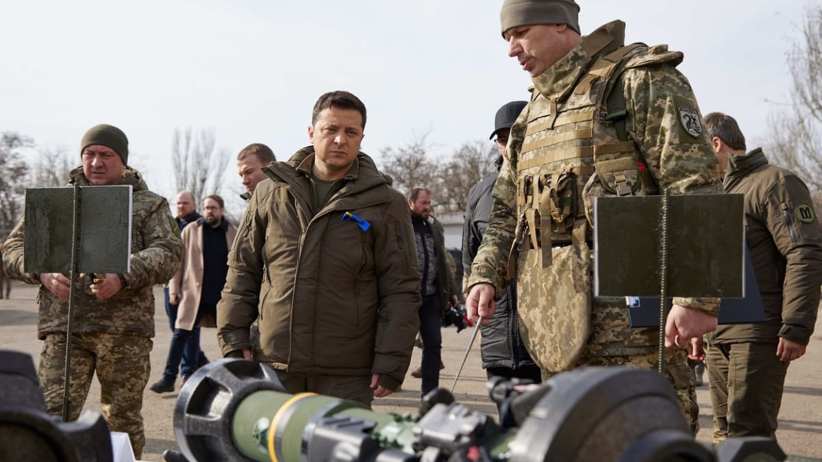 Volodymyr Zelenskyj zůstal na Ukrajině, i když mu USA nabízely evakuaci.