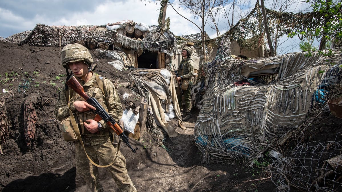 Ukrajinští vojáci na východním Donbasu 24. února