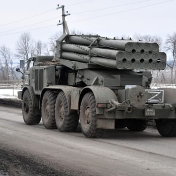 Ruské vojenské vozidlo převážející raketový systém.