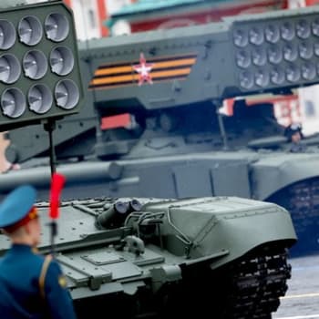Raketomet TOS-1 během 76. výročí Dne vítězství na Rudém náměstí v Moskvě v Rusku v květnu