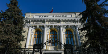 Pád rublu: Ruská centrální banka zdvojnásobila úrokové sazby a nutí firmy prodávat devizy