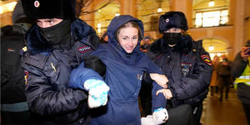 Ruské úřady zatrhly demonstrace proti invazi a zatkly 1700 osob. Hrozí „vážnými důsledky“