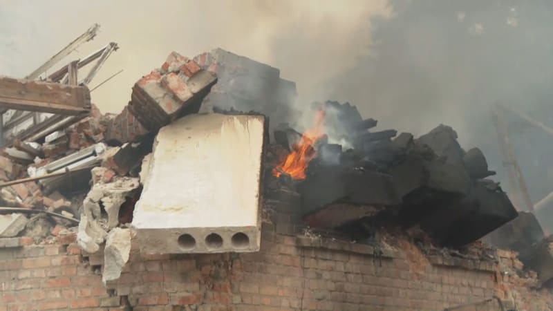Štáb CNN Prima NEWS natáčel přímo u hořící fabriky na dětské oblečení v Charkově. (28. únor)