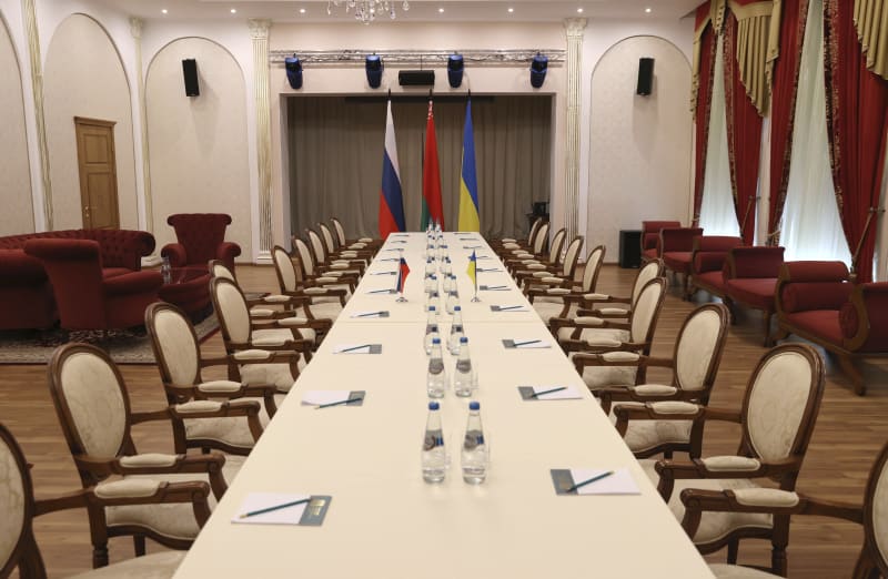 Místnost připravená na první mírová jednání mezi Ukrajinou a Ruskem. (28.2.2022)