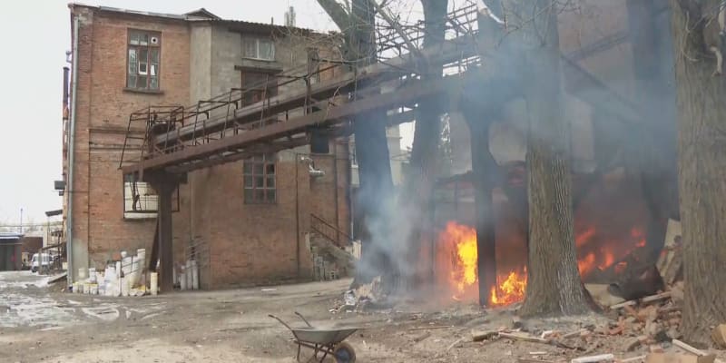 Štáb CNN Prima NEWS natáčel přímo u hořící fabriky na dětské oblečení v Charkově.