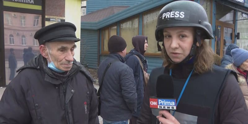 Lidem v Charkově dochází jídlo, čekají dlouhou frontu do obchodu, přibližuje situaci reportérka CNN Prima NEWS Darja Stomatová.